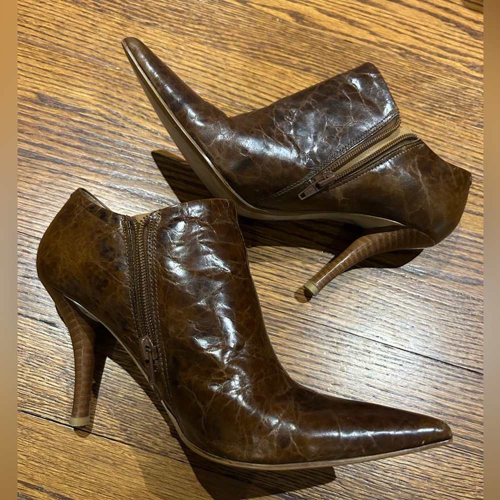 Nine West NW Bayard Distressed Leather Brown Booties sz 8